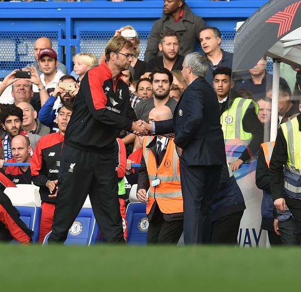 Klopp (trái) tỏ ra thông cảm với Mourinho sau chiến tháng ở Stamford Bridge
