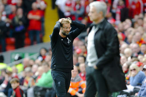 Klopp ôm đầu tiếc nuối trước một cơ hội ghi bàn không thành của Liverpool trước MU
