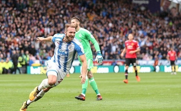  Chỉ ít phút ngắn ngủi sau khi Phil Jones rời sân, Huddersfield đã ghi được 2 bàn vào lưới Man Utd.