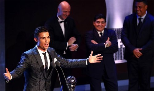 Maradona khoanh tay xem Ronaldo phát biểu khi nhận giải. 