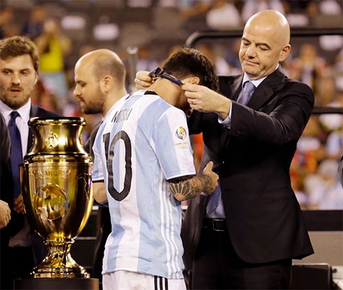 Danh hiệu, từ lớn đến bé, luôn ngoảnh mặt với Messi trong màu áo Argentina.