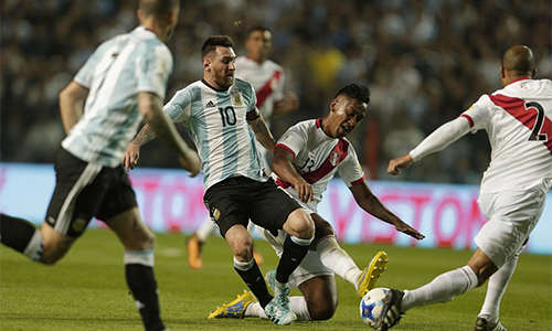 Một mình Messi nỗ lực, trong khi phần còn lại chơi như đeo đá vào chân, là không đủ để Argentina bay cao như khả năng vốn có của họ.