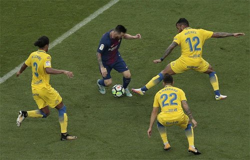 Messi trong vòng vây của ba cầu thủ Las Palmas.
