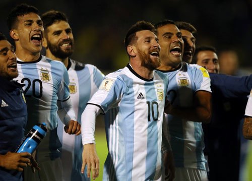 Messi chứng tỏ phẩm chất thủ lĩnh của Argentina vào thời khắc quyết định. Ảnh: Reuters.