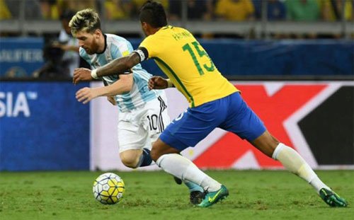Messi và Paulinho trong trận giao hữu Brazil - Argentina