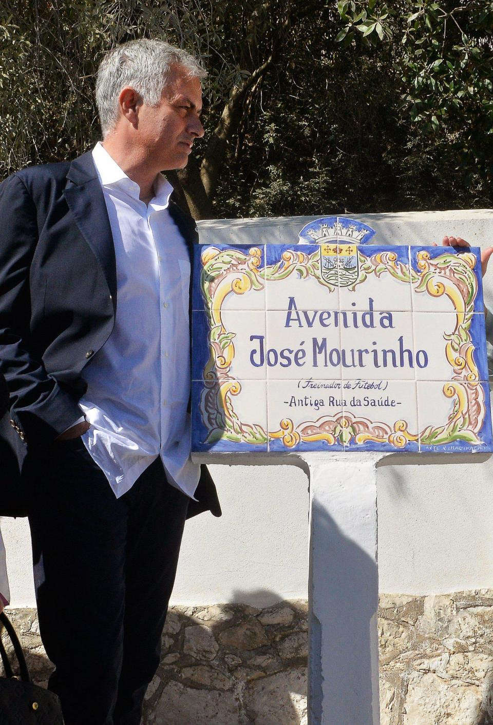 HLV Mourinho được vinh danh tại quê nhà.