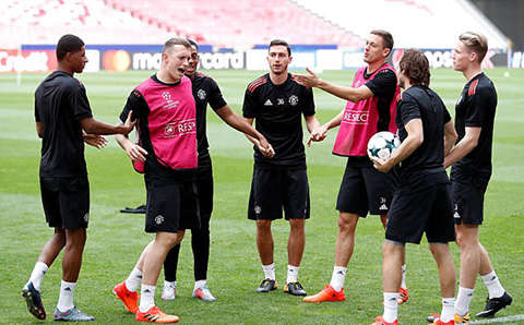 Mourinho thuyết phục học trò không được đánh giá thấp Benfica