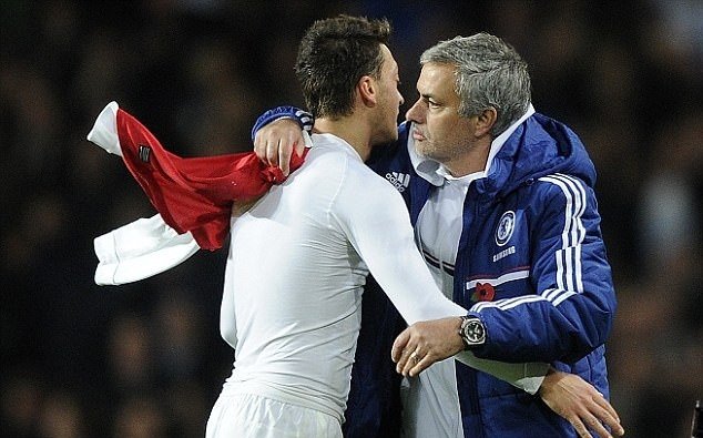 Ozil và Mourinho có mối quan hệ thân thiết từ khi ở Real