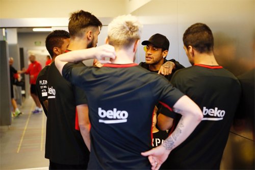 Neymar nói chuyện với các cầu thủ Barca trong chuyến tái xuất.