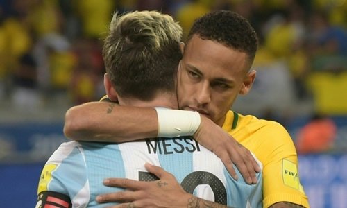 Neymar chúc mừng Messi sau khi hoàn thành nhiệm vụ giành vé dự World Cup