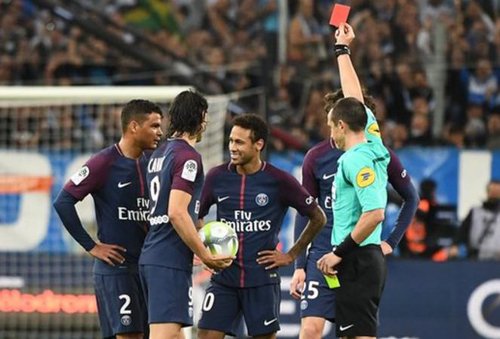 Neymar phải nhận thẻ đỏ khi tới làm khách của Marseille.