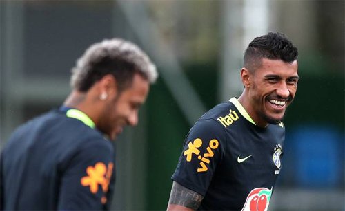 Neymar và Paulinho vốn là đồng đội thân thiết trên tuyển.