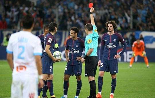 Neymar nhận thẻ đỏ vì lỗi đánh nguội