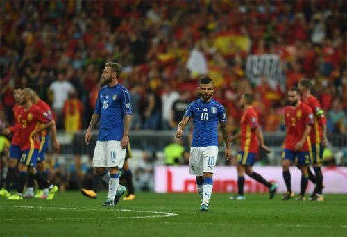 Italy (áo xanh) phải tranh vé vớt do xếp dưới Tây Ban Nha ở vòng bảng.