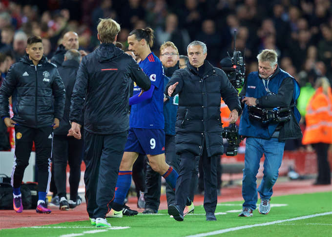 Mourinho bị lên án với lối chơi tiêu cực. Đáp lại, ông tỏ dũng khí bằng cách chỉ mặt Liverpool mới là đội tiêu cực.