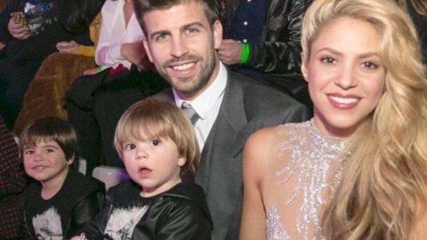 Pique và Shakira bên cạnh 2 con trai Milan và Sasha