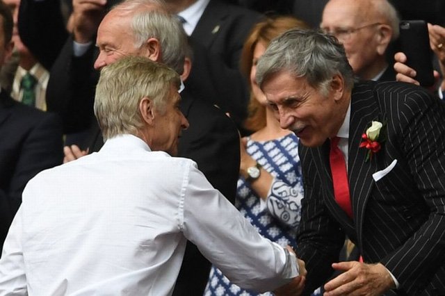 Wenger (trái) và Stan Kroenke (phải) trên khán đài Wembley vào tháng 5 vừa qua khi Arsenal vô địch FA Cup