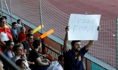 Trong buổi tập của đội tuyển, CĐV Tây Ban Nha sỉ nhục Pique