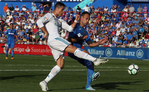 Hàng thủ Getafe không kịp ngăn Ronaldo.