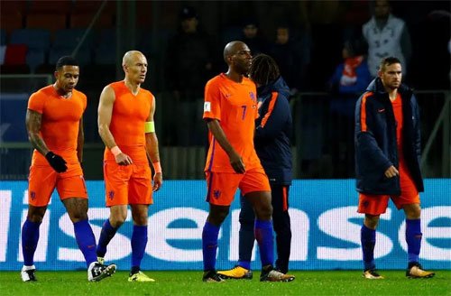 Robben (thứ hai từ trái sang) nhiều khả năng sẽ phải ngồi nhà xem World Cup hè năm sau.