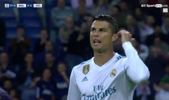 Ronaldo bực tức sau khi Benzema sút hỏng ăn