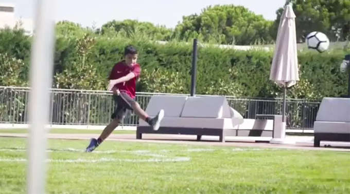 Cristiano Jr. thực hiện một cú sút phạt khi chơi trên sân bóng ở nhà. Video xuất hiện trên internet hôm 3/10 và là chương trình của một hãng giày.