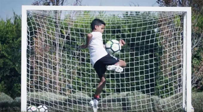  Cristiano Jr. đang thể hiện niềm vui với trái bóng và chơi cho đội U7 của Real Madrid.