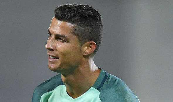 Đói bàn thắng, Ronaldo bực mình với đồng đội đàn em