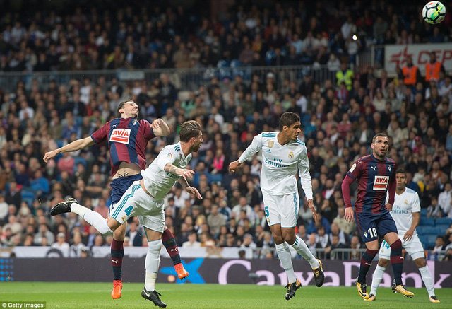 Real Madrid may mắn mở tỷ số sau bàn thắng phản lưới nhà
