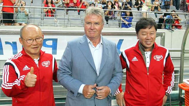HAGL mời Giám đốc kỹ thuật Chung Hae Seong (phải) còn xịn hơn cả HLV đội tuyển quốc gia Park Hang Seo (trái).