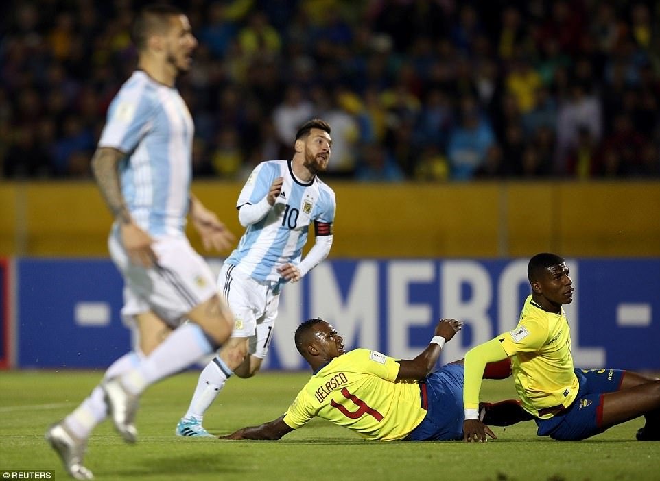 Messi làm cứu tinh đưa Argentina thoát hiểm, đặt vé chính thức đến Nga