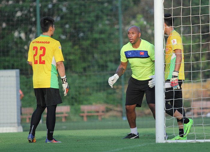 HLV Jason nhận lời huấn luyện các thủ môn tuyển Việt Nam