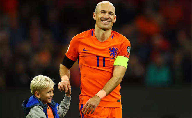 Arjen Robben. Người hâm mộ của "tiền vệ có đôi chân pha lê" có lẽ sẽ được chứng kiến anh thi đấu thêm một thời gian nữa trong màu áo tuyển Hà Lan, nếu đội tuyển này có suất đến World Cup 2018. Robben ghi cả hai bàn trong chiến thắng trước Thụy Điển ở lượt trận cuối nhưng kết quả đó không đủ để Hà Lan vươn lên vị trí thứ hai bảng A.