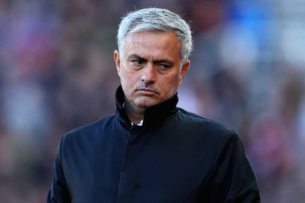 Vấn đề của M.U: Chưa giải quyết được vị trí hậu vệ biên, Mourinho đừng mơ vô địch