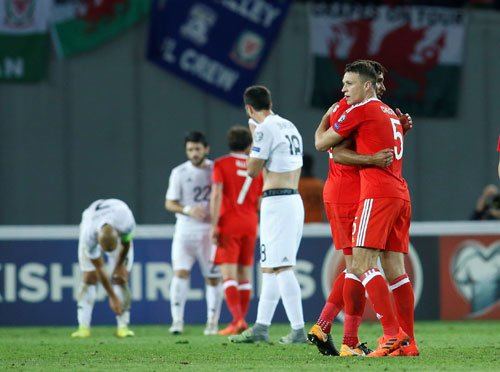 Niềm vui của các cầu thủ xứ Wales sau trận đấu.