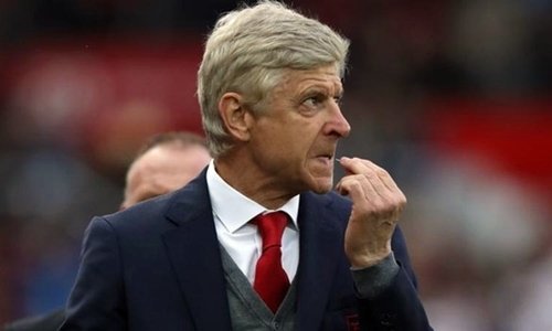 Arsene Wenger vừa ký hợp đồng hai năm với Arsenal trong hè 2017.