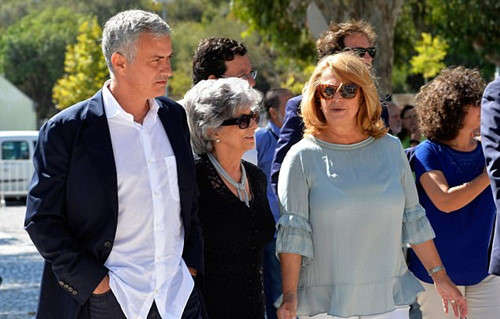 Mourinho đi cạnh mẹ (giữa) và thị trưởng thành phố Setubal (phải)