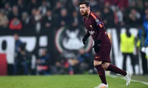 Các tifosi chào đón Messi khi anh vào sân