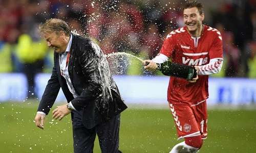 Bendtner chia vui cùng HLV sau khi giành chức vô địch Na Uy