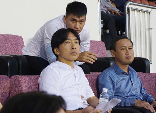 HLV Miura và Công Vinh chứng kiến đội nhà thua ngược Quảng Ninh