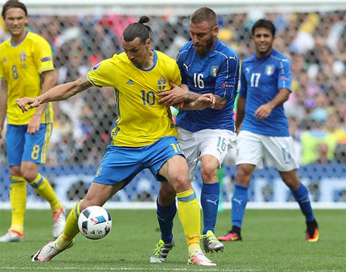 Ibrahimovic từng nhiều lần gây khó khăn cho De Rossi khi Italy đối đầu Thuỵ Điển