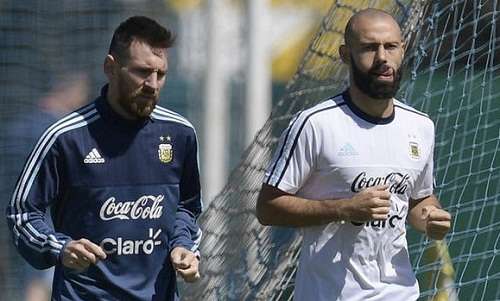 Messi và Mascherano, hai cầu thủ thuộc biên chế Barca đang là trụ cột của đội tuyển Argentina