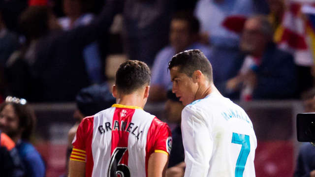 C.Ronaldo không đồng ý đổi áo với Alex Granell