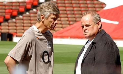 Steve Rowley (phải) chia tay Arsenal sau 35 năm 