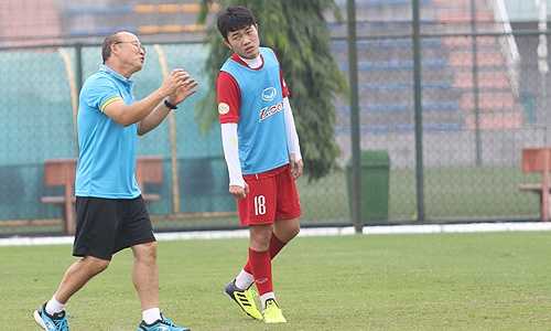 HLV Park Hang Seo dạy cầu thủ cách đứng, yêu cầu Xuân Trường chống phản công