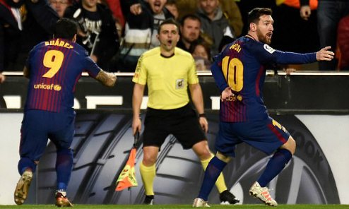 Messi và Suarez đòi bàn thắng nhưng trọng tài biên lắc đầu. 