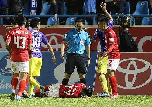 Văn Quyết nổi nóng do Hà Nội dẫn 2-0 nhưng để gỡ hoà 4-4, mất ngôi vô địch vào tay Quảng Nam