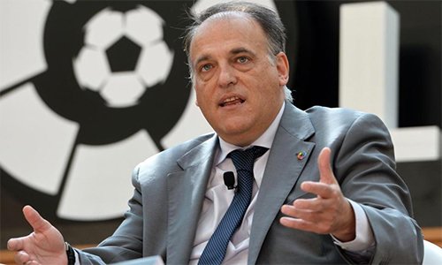 Chủ tịch Tebas và La Liga tỏ ra cứng rắn trong việc ngăn cản các CĐV Barca thể hiện quan điểm chính trị. Ảnh: AFP.