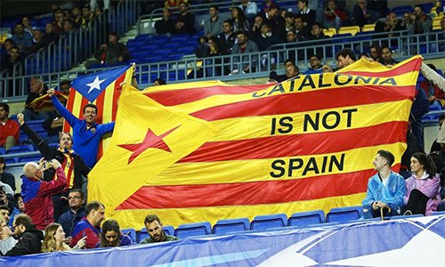 Những biểu ngữ thông điệp kiểu "Catalonia không phải Tây Ban Nha" trưng ở sân Nou Camp khiến nhà cầm quyền ở Madrid không hài lòng. Ảnh: EPA.