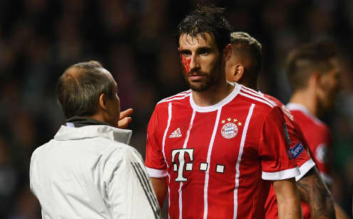Bác sĩ trợ giúp tiền vệ của Bayern chữa trị vết thương. 